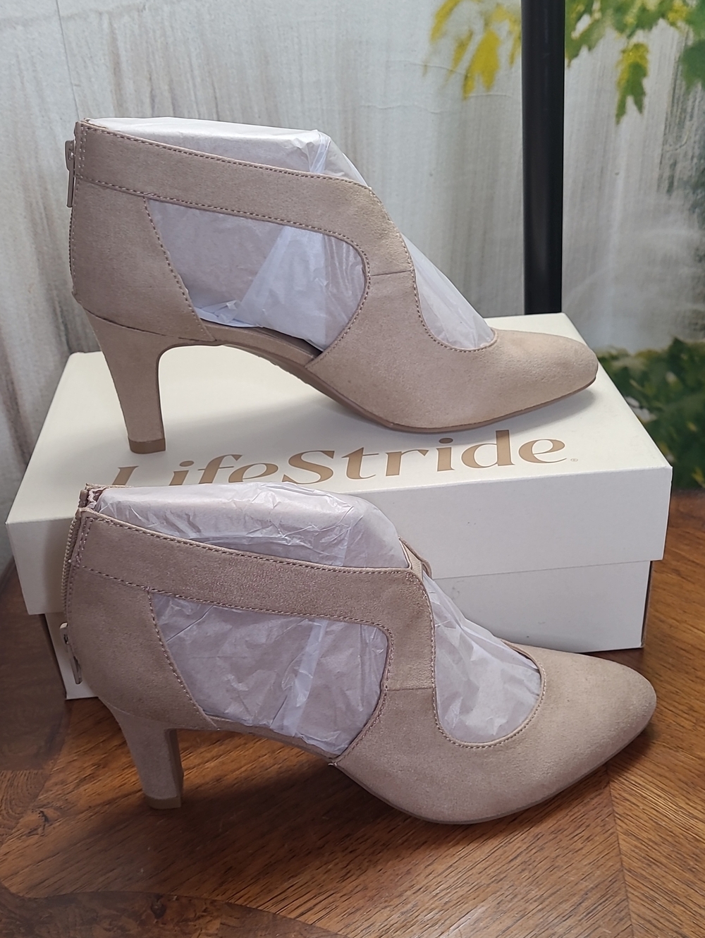 New in box! Life Stride Giovanna Womens 9 Wide Dover Fabric Pump Heel Dress Shoe
